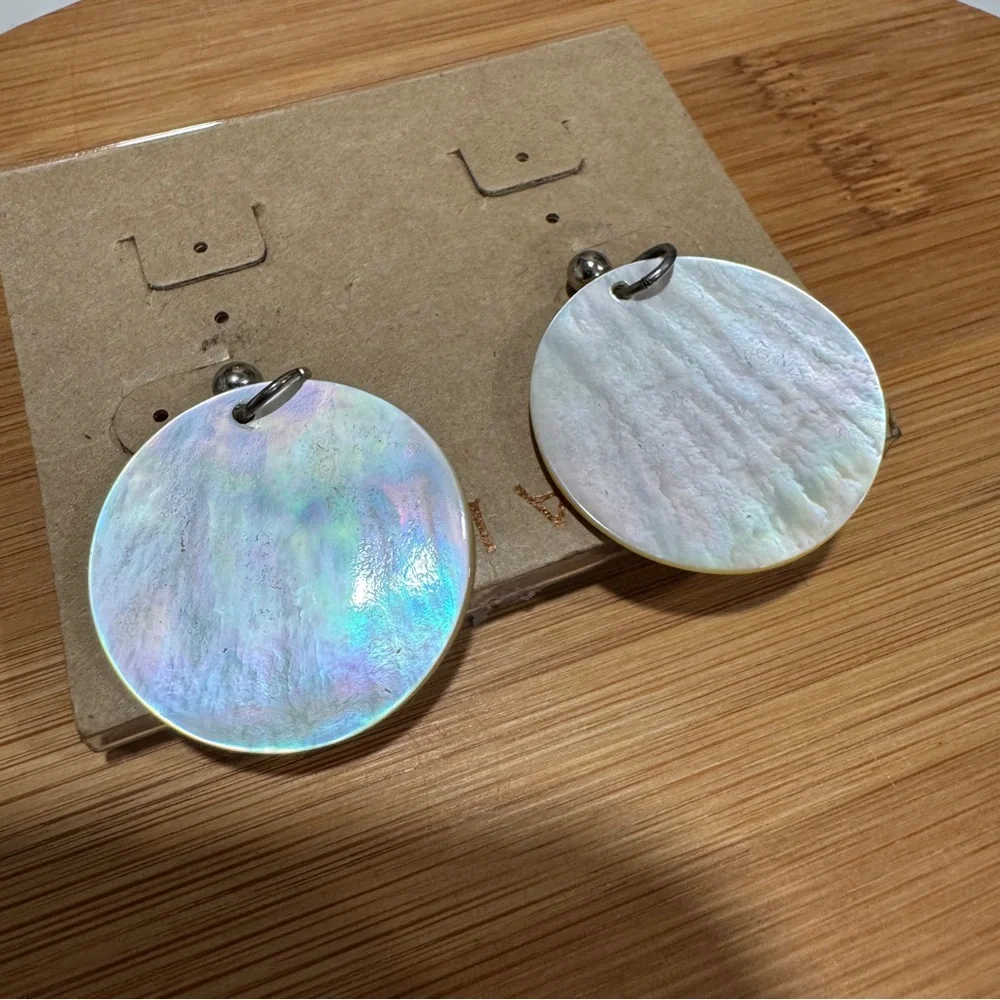Erica Lyons Gold Shell Earrings - Picture 5 of 5